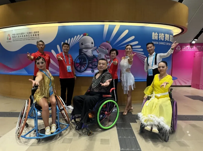 图为运动员合影